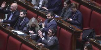 Manovra, odg di Fratoianni contro aumento spese militari: arrivano sì anche da Pd e Iv ma “è un errore”