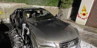 Schio, nella notte auto distrutta da un incendio. Vigili del fuoco spengono le fiamme, nessun ferito