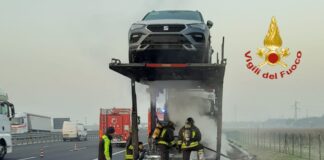 Bisarca in fiamme sulla A4, intervento dei vigili del fuoco tra Montecchio e Montebello bisarca in fiamme a4 montebello montecchio