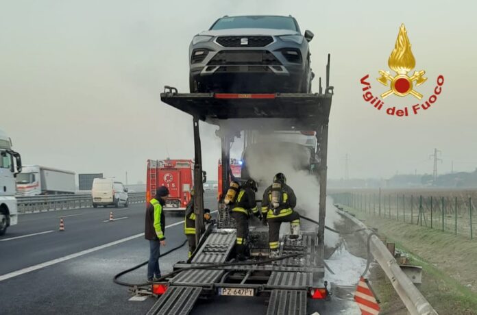 bisarca in fiamme a4 montebello montecchio