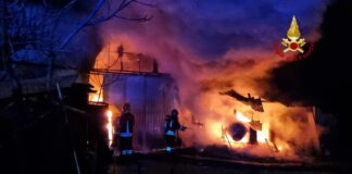 Sarego, capannone in fiamme: nessun ferito. I vigili del fuoco hanno spento il rogo incendio capannone Sarego