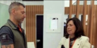 Isabella Rauti: il sottosegretario alla Difesa come Joe Formaggio. A fiera delle armi imbraccia un mitra Isalbella Rauti e Luca Munaretto