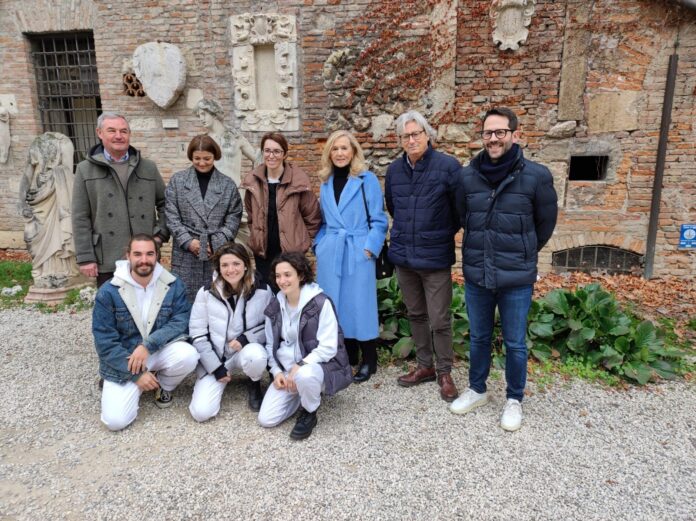 I giovani studenti di Engim Veneto che restaureranno le statue del giardino dell'Olimpico (foto di Gianni Poggi)