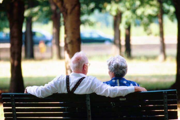 Edward e Annamaria, un amore senza limiti: ogni giorno 10 km a piedi per tenere la mano in Rsa