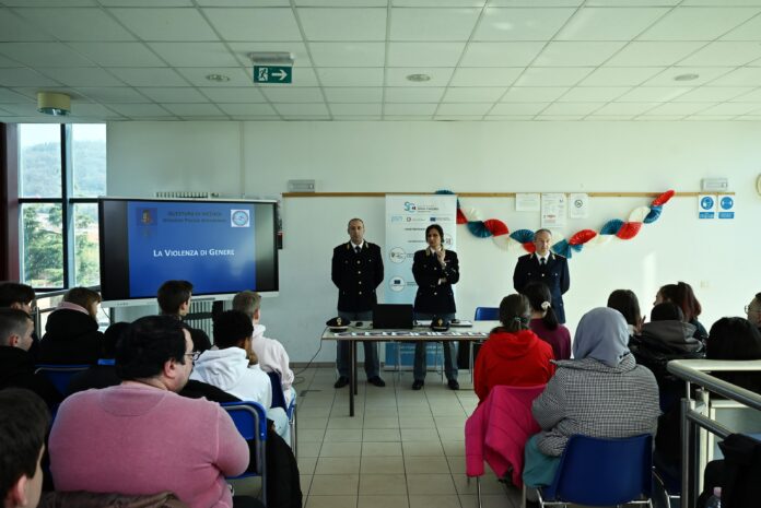 Questura di Vicenza: bullismo nelle scuole. violenza di genere Questo non è amore.