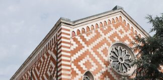 Chiesa dei Carmini, inconfondibile con i suoi mattoncini bianchi e rossi all’esterno e il soffitto blu all’interno La facciata della chiesa dei Carmini. Foto: wikipedia