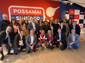 La lista "Possamai sindaco" (Giovanni Diamanti, il primo accosciato a sx, Giacomo Possamai l'ultimo a dx in seconda fila) - Foto ViPiu.it