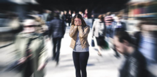 Misantropia nella folla: viaggio semiserio nella mia avversione verso gli umani Misantropia nella folla