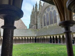 Mont-Saint-Michel, cortile esterno