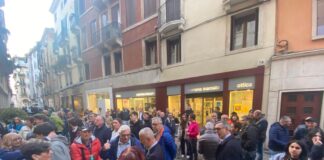 Salvini a Vicenza, folla di sostenitori ad attendere il vicepremier Salvini a Vicenza