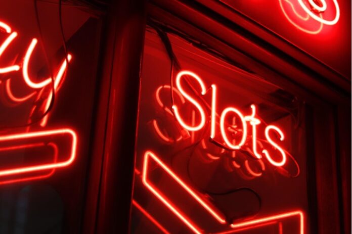 Slot machine online (Fonte: https://unsplash.com/de/fotos/qyxcwb54yHk)