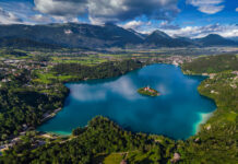 Viaggiare in macchina in Slovenia: cosa è richiesto nel 2023 Slovenia: lago e castello di Bled, chiesa dell'Assunzione di Maria e alpi Giulie