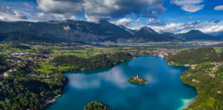Viaggiare in macchina in Slovenia: cosa è richiesto nel 2023 Slovenia: lago e castello di Bled, chiesa dell'Assunzione di Maria e alpi Giulie