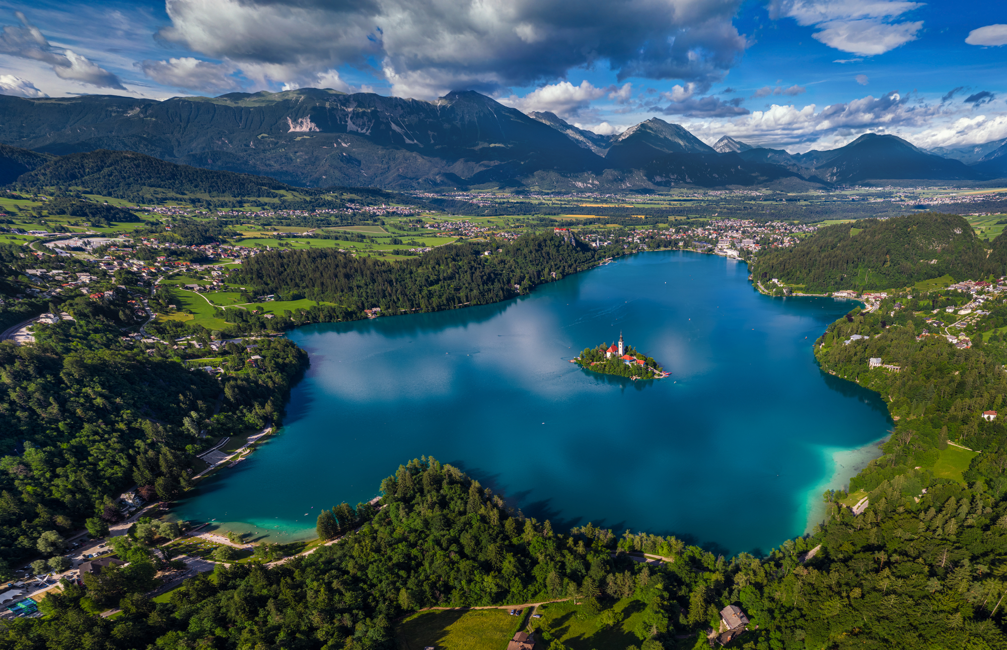 Slovenia: lago e castello di Bled, chiesa dell'Assunzione di Maria e alpi Giulie