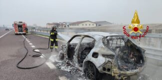 Suv in fiamme sull’A31, salvo il conducente: intervento dei vigili del fuoco Suv in fiamme