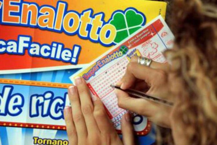 Vince 223 milioni al Superenalotto, la moglie separata non ci sta: “Metà sono i miei”