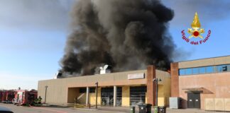 Colonna di fumo ben visibile: incendio in azienda tessile di Sossano. Vigili del fuoco in azione colonna di fumo incendio sossano Texinternational