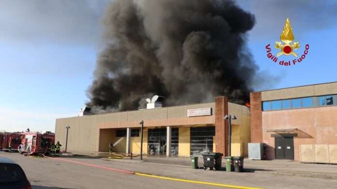 colonna di fumo incendio sossano Texinternational