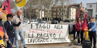 Sanità pubblica, presidio Cub davanti agli ospedali di Vicenza: “Basta tagli ai finanziamenti” cub vicenza sanità pubblica