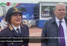 “Una vita da social” a Vicenza in piazza Esedra: Tiziana Pagnozzi (com.te Polizia Postale Veneto) e Paolo Sartori (Questore Vicenza) Una vita da social: a Vicenza in piazza Esedra con Tiziana Pagnozzi (com.te Polizia Postale Veneto) e Paolo Sartori (Questore Vicenza)