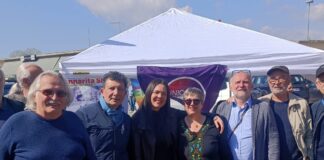 Annarita Simone, candidata sindaco di Vicenza per La Comune: “Non rompeteci i polmoni” Annarita Simone con esponenti della lista La Comune al Mercato Nuovo