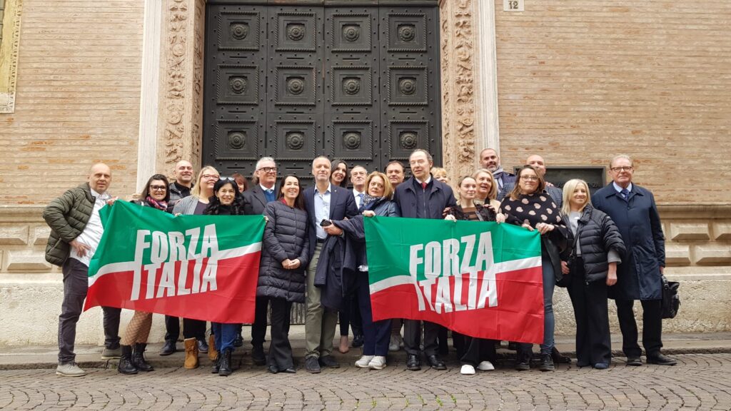 Alcuni dei candidati della lista di Forza Italia a Vicenza davanti a palazzo Thiene
