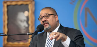 Bragg vince la corsa: è il primo procuratore a incriminare Trump Alvin Bragg