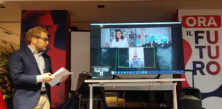 Asili nido gratuiti a Vicenza, Possamai e il sindaco di Mantova Mattia Palazzi mostrano le delibere che smentiscono Rucco Asili nido gratuiti, Giacomo Possamai col sindaco di Mantova Mattia Palazzi