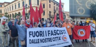Enrico Zogli (capolista La Comune), 25 aprile: fuori i fascisti da Vicenza Enrico Zogli (il primo sulla sinistra a reggere lo striscione)