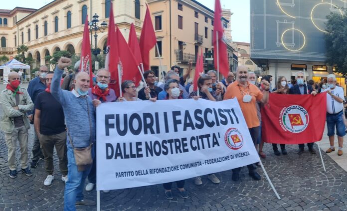 Enrico Zogli (il primo sulla sinistra a reggere lo striscione)