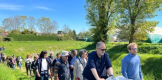 Possamai, candidato sindaco di Vicenza per il csx: “Presentiamo il primo progetto pilota per un percorso ciclopedonale sul Bacchiglione” Giacomo Possamai a passeggio lungo il Bacchiglione con dei sostenitori