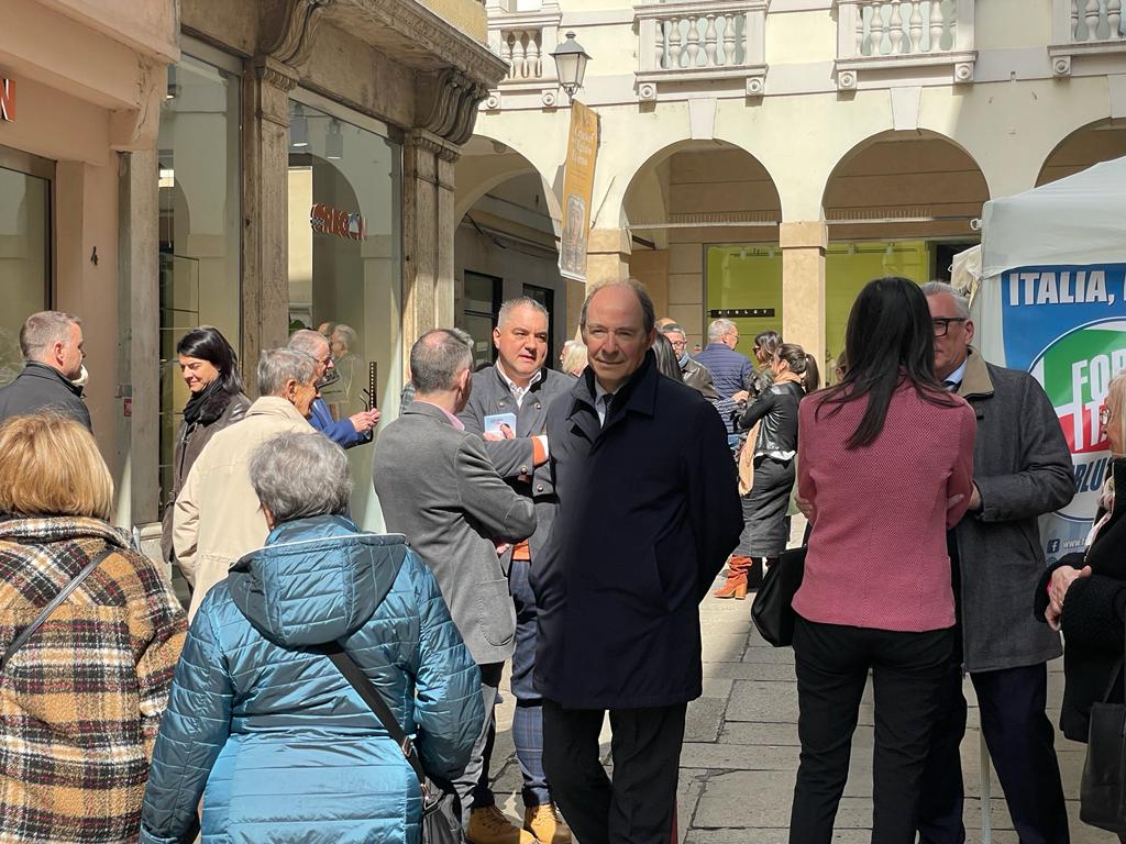 Il senatore Pierantonio Zanettin tra i vicentini davantoi al gazebo di Forza Italia