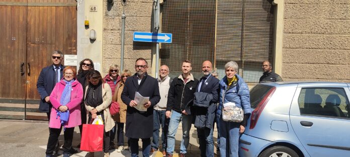 Matteo Tosetto con candidato di Ripartiamo da Vicenza di fronte al comando della Polizia Locale di Vicenza Matteo Tosetto con candidato di Ripartiamo da Vicenza di fronte al comando della Polizia Locale di Vicenza