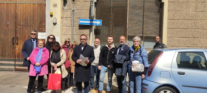 Matteo Tosetto con candidato di Ripartiamo da Vicenza di fronte al comando della Polizia Locale di Vicenza