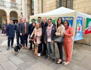 Pierantonio Zanettin col candidato sindaco Francesco Rucco al gazebo di Forza Italia in contrà Cavour a Vicenza