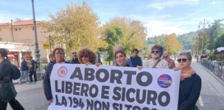 Silvia Stocchetti, candidata a Vicenza per La Comune: “Siamo una lista di donne e uomini per i diritti, vogliamo sicurezza sociale” Silvia Stocchetti, candidata consiglio comunale di Vicenza La Comune, manifesta in difesa