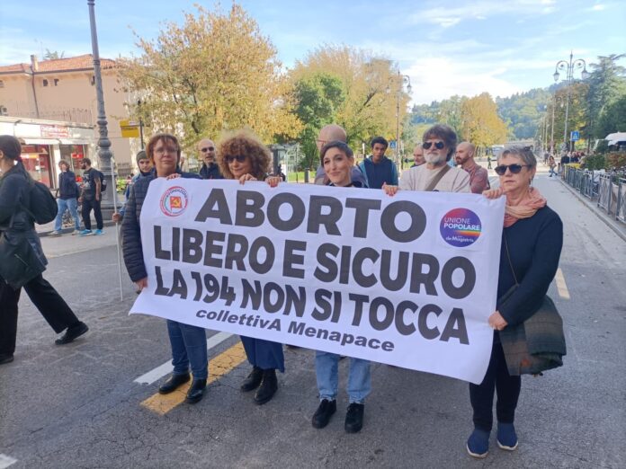Silvia Stocchetti, candidata consiglio comunale di Vicenza La Comune, manifesta in difesa