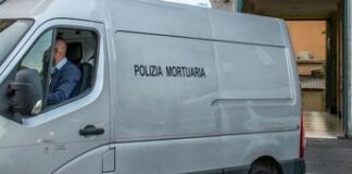Tiene in casa il corpo del padre morto da un anno per riscuotere la pensione