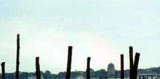 Venezia, barca centra una bricola in laguna: morta una donna