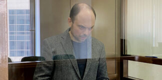 La Russia condanna a 25 anni di carcere un critico di Putin per alto tradimento Vladimir Kara-Murza