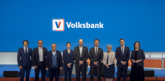 Volksbank: approva il bilancio e conferma lista candidati Cda, che punta a equilibrare negoziabilità e rendimento azioni Volksbank Assemblea soci - nuovo Cda (da sx Alessandro Metrangolo, il Vicepresidente Giuseppe Padovan, il Vicepresidente Lorenzo Salvà, Christina Gasser, il Presidente Lukas Ladurner, Federico Marini, Margherita Marin, Johannes Peer e Margit Tauber)