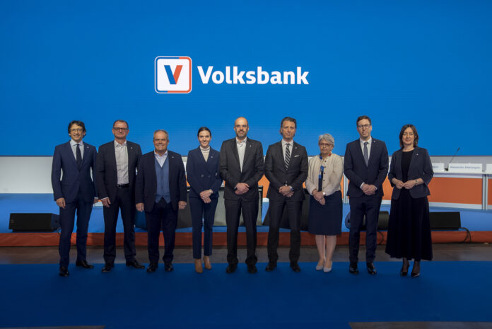 Volksbank Assemblea soci - nuovo Cda (da sx Alessandro Metrangolo, il Vicepresidente Giuseppe Padovan, il Vicepresidente Lorenzo Salvà, Christina Gasser, il Presidente Lukas Ladurner, Federico Marini, Margherita Marin, Johannes Peer e Margit Tauber)