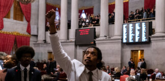 Due deputati democratici sono stati espulsi dalla Camera del Tennessee per aver protestato contro le armi da fuoco deputati democratici