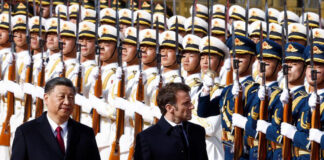 Macron è in Cina e vuole spingere Xi a lavorare per la pace in Ucraina emmanuel macron Xi Jinping