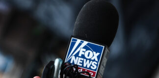 Fox News patteggia con Dominion: luci e ombre per la democrazia fox news