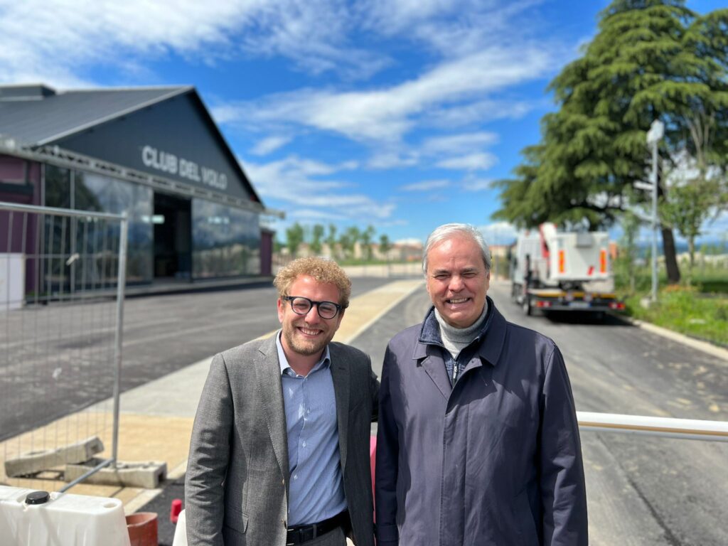 Achille Variati con Giacomo Possamai davanti all'ingresso del cantiere del Parco della Pace