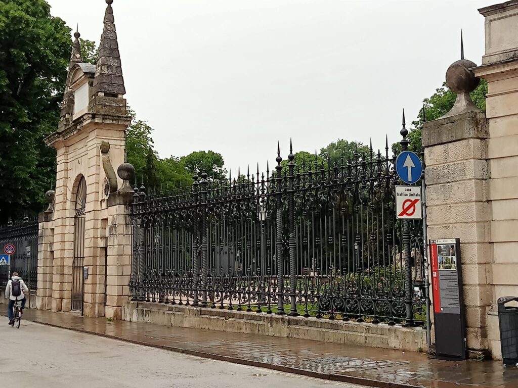 Cancellata del giardino Salvi senza striscione per il progetto di Viale Roma Piazzale De Gasperi (foto del 17 maggio)