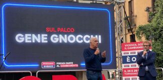 Gene Gnocchi a chiusura della campagna di Giacomo Possamai: “Siamo qui per la Romagna e per… mandare via la destra” Gene Gnocchi con Giacomo Possamai, fondi per la Romagna e chiusura campagna elettorale csx