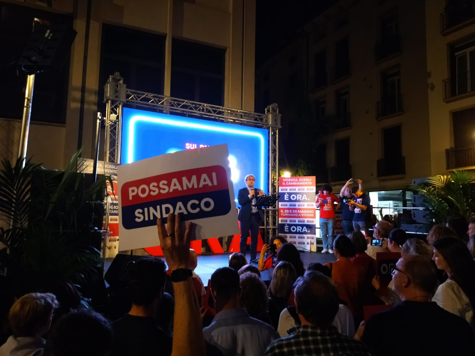 Giacomo Possamai chiude la campagna elettorale in piazza delle Erbe