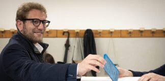 Possamai dice no agli apparentamenti: “Accordi solo su programma e progetti”. Contatti con Cicero, Zoppello e Bortolotto Elezioni amministrative a Vicenza: Giacomo Possamai depone la scheda nel'urna